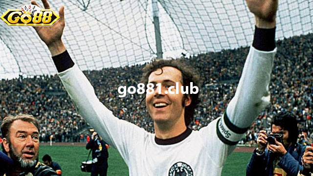 Franz Beckenbauer của đội tuyển Đức trong vai trò libero