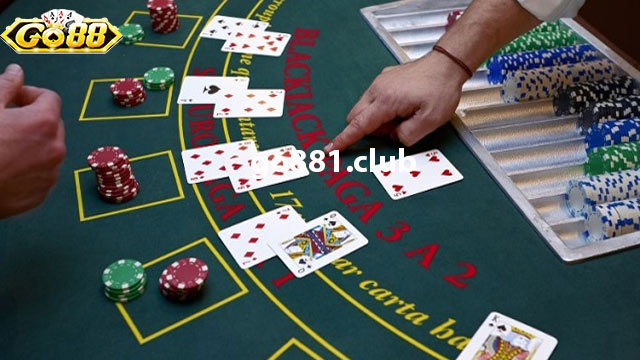 Cách chơi Blackjack trong casino với tổng 2 lá bài khoảng từ 3 -10 điểm